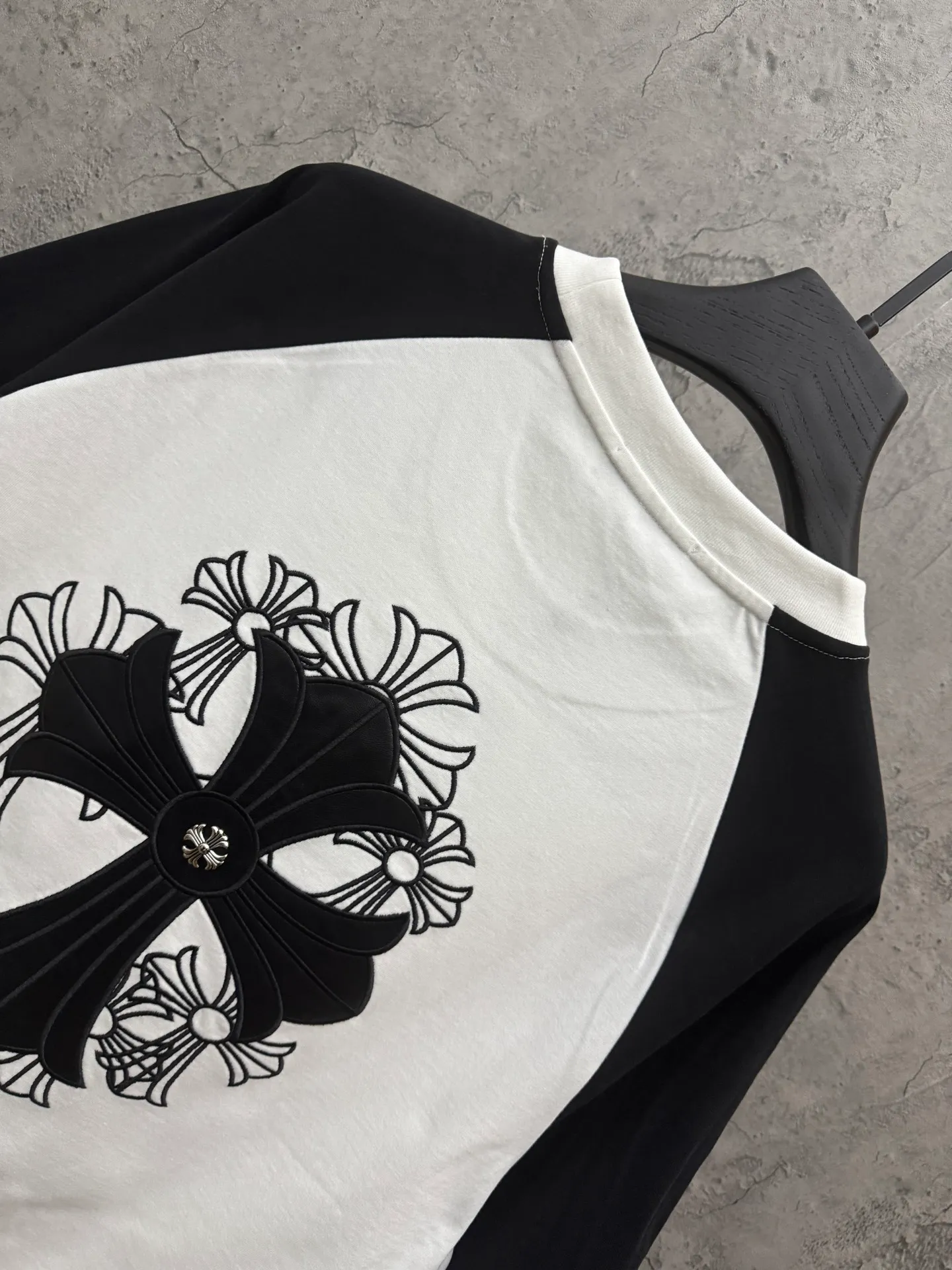 P200 top version, real shot without P, ​​different from market currency) 𝗖𝗵𝗿𝗼𝗺𝗲 𝗛𝗲𝗮𝗿𝘁𝘀/Cro Heart 2026 Spring New Original Single Counter American Laser Skin Embroidery Couple Color Short Sleeves 👑The highest version! Customized fabric 300 grams, best-selling model at the counter, very comfortable to wear. Accessories: original molded and authenticated collar label ➕ 100% silk wash water label. Genuine purchase-grade original hangtag➕matching hanging rope➕3D hanging beads➕original packaging bag. Craftsmanship: The original version has consistent wiring! The highest version of the armhole matching technique! Color: white and black Size: S M L XL Style number: 26-2036